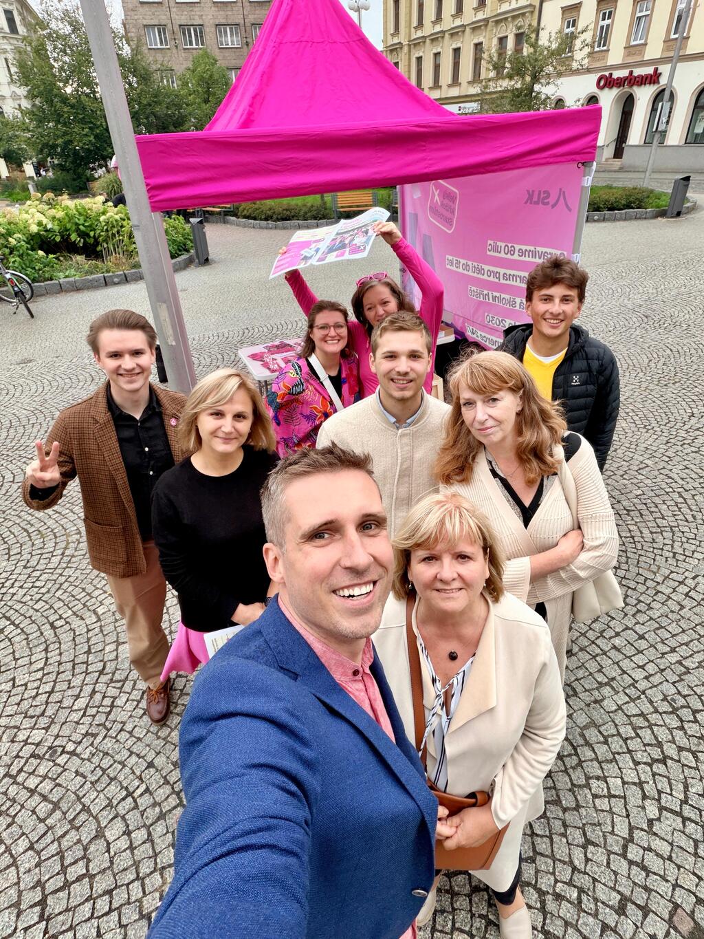 Společné selfie týmu u růžového stanu Starostů