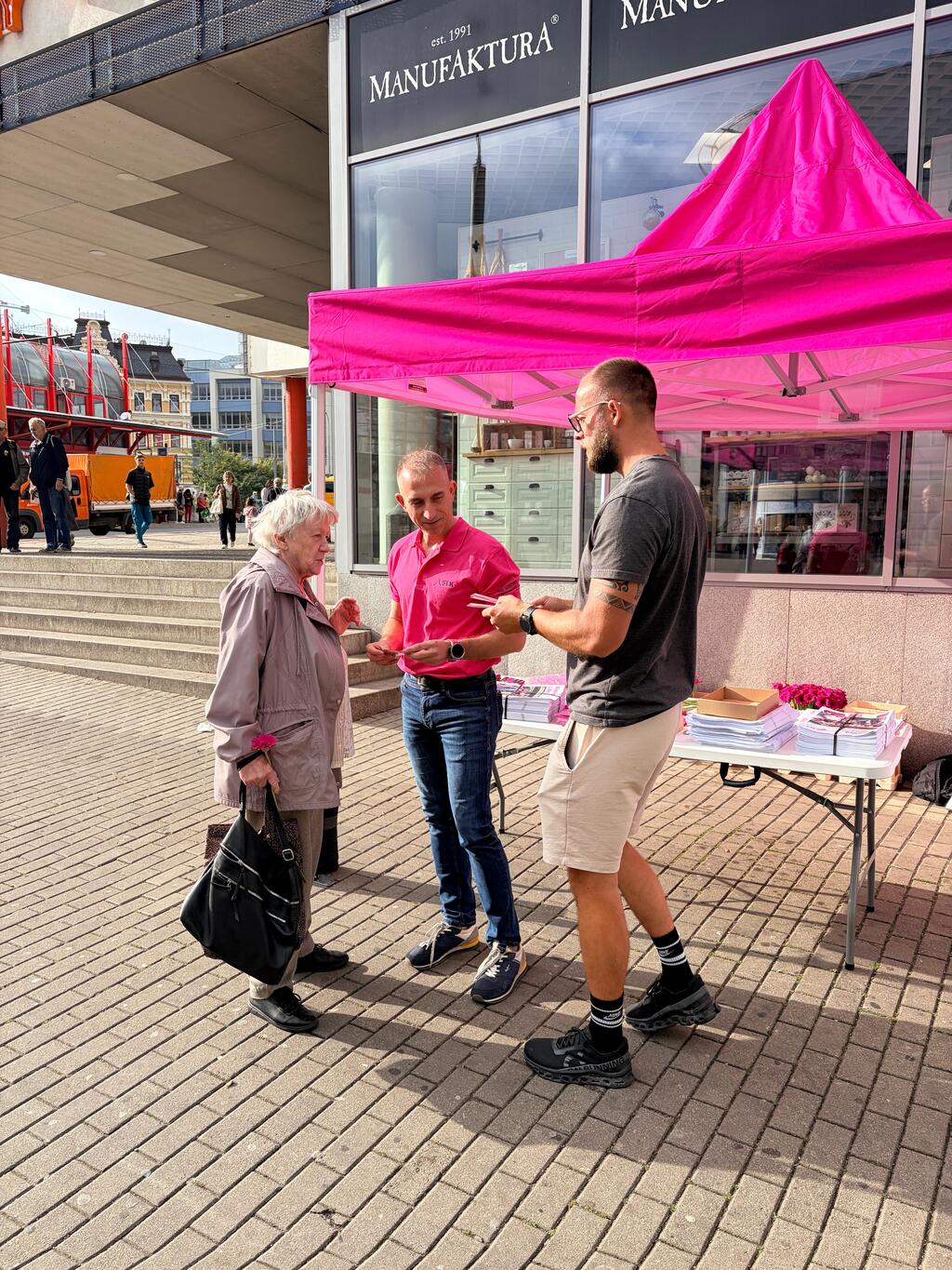 Kontaktní kampaň u růžového stanu — rozhovor s Liberečany