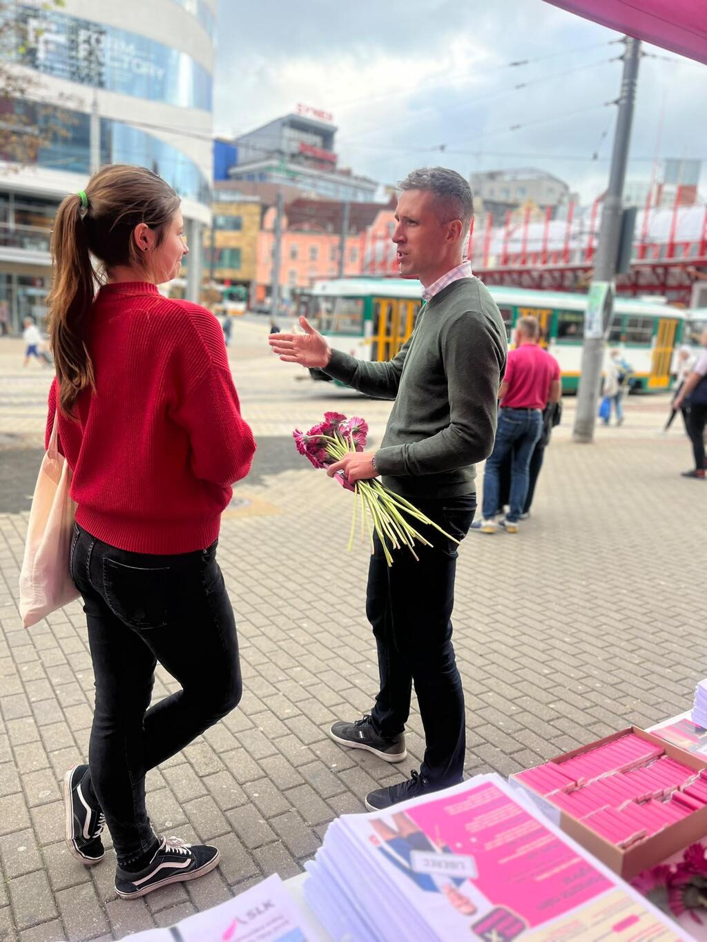 Lukáš Hájek s gerberami v rozhovoru na Fügnerově
