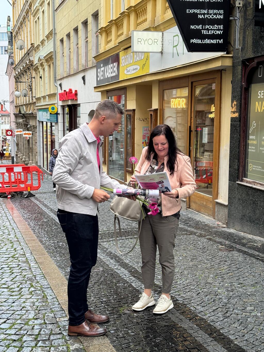 Lukáš Hájek představuje volební noviny v centru Liberce